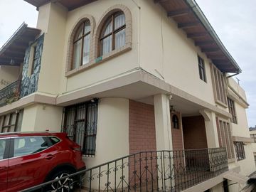 Oportunidad En Venta Casa Con 2 departamentos Granda Centeno