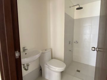 PIONEER WOODLANDS STUDIO UNIT 22.32 SQM IN MANDALUYONG WITH FREEBIES & PET FRIENDLY