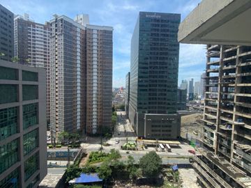 PIONEER WOODLANDS STUDIO UNIT 22.32 SQM IN MANDALUYONG WITH FREEBIES & PET FRIENDLY