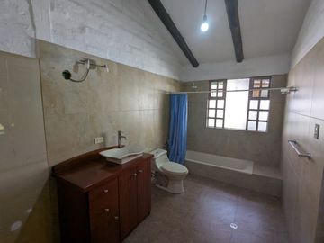 VENTA CASA 3 DORMITORIOS TUMBACO SECTOR LAS MINAS