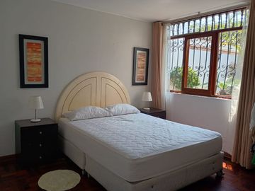 ¡Casa Exclusiva semi amoblada en San Borja!