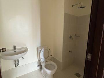 READY FOR OCCUPANCY CONDO IN MANILA COVENT GARDEN STUDIO UNIT 23.42 SQM PET FRIENDLY WITH FREEBIES