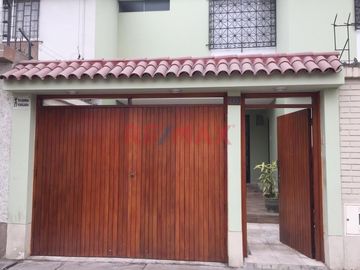 Vendo Casa A 2 Cuadras De Las Avs. Canadá Y Santa Catalina