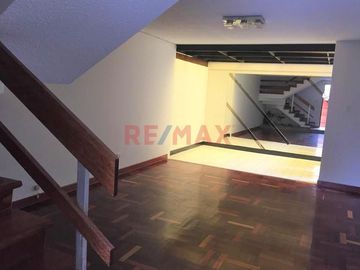 Vendo Casa A 2 Cuadras De Las Avs. Canadá Y Santa Catalina