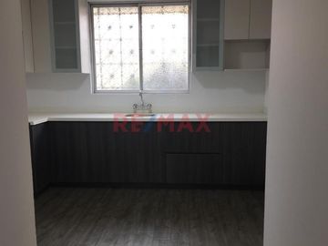 Vendo Casa A 2 Cuadras De Las Avs. Canadá Y Santa Catalina