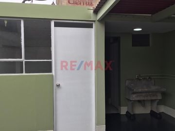 Vendo Casa A 2 Cuadras De Las Avs. Canadá Y Santa Catalina