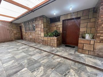 AMPLIA CASA DE 229 M², 5 DORMITORIOS, A MEDIA CUADRA DE AV. LA MARINA – LA PERLA ALTA