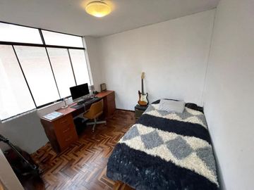 AMPLIA CASA DE 229 M², 5 DORMITORIOS, A MEDIA CUADRA DE AV. LA MARINA – LA PERLA ALTA