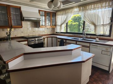 HERMOSA Y AMPLIA RESIDENCIA EN VENTA