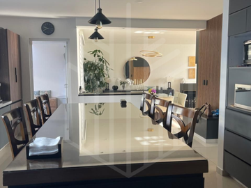MODERNA CASA CON  UBICACIÓN PRIVILEGIADA  EN BOSQUE ESMERALDA,  EN VENTA.