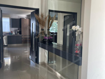 MODERNA CASA CON  UBICACIÓN PRIVILEGIADA  EN BOSQUE ESMERALDA,  EN VENTA.