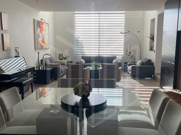 MODERNA CASA CON  UBICACIÓN PRIVILEGIADA  EN BOSQUE ESMERALDA,  EN VENTA.