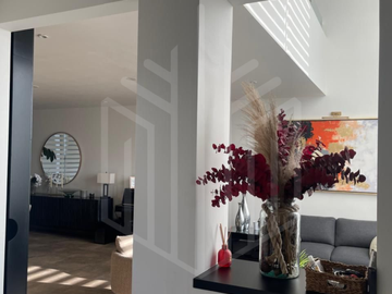 MODERNA CASA CON  UBICACIÓN PRIVILEGIADA  EN BOSQUE ESMERALDA,  EN VENTA.