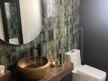 MODERNA CASA CON  UBICACIÓN PRIVILEGIADA  EN BOSQUE ESMERALDA,  EN VENTA.