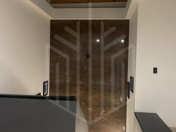 MODERNA CASA CON  UBICACIÓN PRIVILEGIADA  EN BOSQUE ESMERALDA,  EN VENTA.