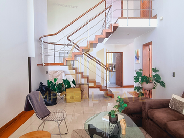 CASA DE 2 PISOS EN LA ENCANTADA DE VILLA