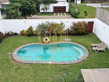 CASA CON PISCINA Y JARDIN