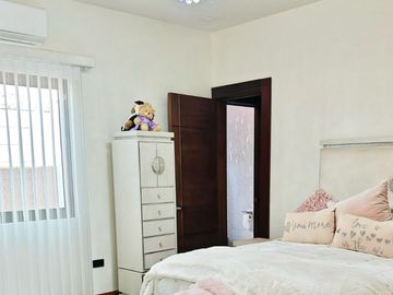 Casa de lujo en venta en Haciendas Residencial Hermosillo – 4 recámaras, alberca, 1 planta y paneles solares