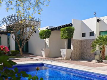 Casa de lujo en venta en Haciendas Residencial Hermosillo – 4 recámaras, alberca, 1 planta y paneles solares