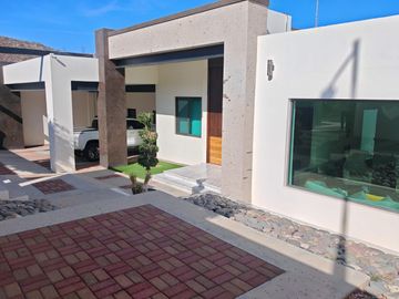 Casa de lujo en venta en Haciendas Residencial Hermosillo – 4 recámaras, alberca, 1 planta y paneles solares