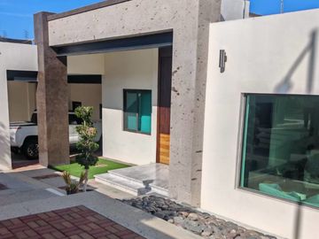Casa de lujo en venta en Haciendas Residencial Hermosillo – 4 recámaras, alberca, 1 planta y paneles solares