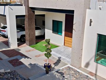 Casa de lujo en venta en Haciendas Residencial Hermosillo – 4 recámaras, alberca, 1 planta y paneles solares