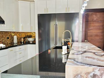 Casa de lujo en venta en Haciendas Residencial Hermosillo – 4 recámaras, alberca, 1 planta y paneles solares