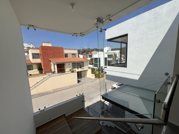 ESPECTACULAR CASA DE DOS NIVELES EN PREVENTA CON JARDÍN PLANO EN BOSQUE ESMERALDA.