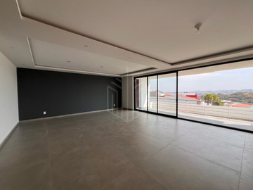 ESPECTACULAR CASA DE DOS NIVELES EN PREVENTA CON JARDÍN PLANO EN BOSQUE ESMERALDA.