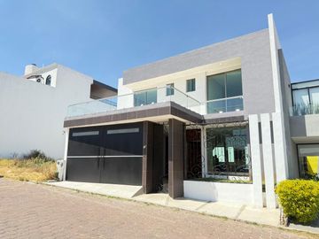 Venta casa villas  del lago altozano coto privado a unos pasos de juan pablo ll