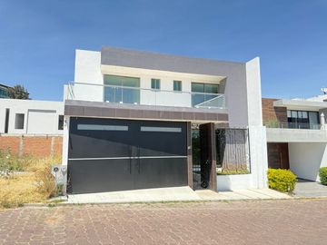 Venta casa villas  del lago altozano coto privado a unos pasos de juan pablo ll
