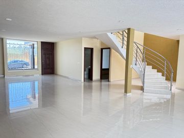 Venta casa villas  del lago altozano coto privado a unos pasos de juan pablo ll