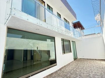 Venta casa villas  del lago altozano coto privado a unos pasos de juan pablo ll