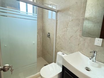 Venta casa villas  del lago altozano coto privado a unos pasos de juan pablo ll