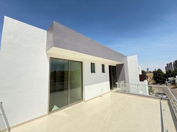 Venta casa villas  del lago altozano coto privado a unos pasos de juan pablo ll