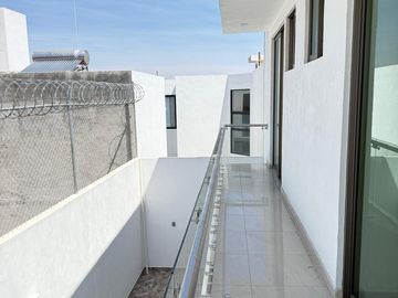 Venta casa villas  del lago altozano coto privado a unos pasos de juan pablo ll