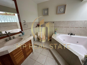 HERMOSA CASA CON CLUB HOUSE EN LA ENCANTADA VILLA