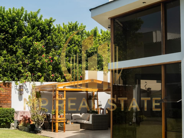 CASA DE ENSUEÑO CON JARDIN AMPLIO EN LA ENCANTADA DE VILLA