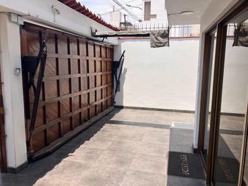 Casa en venta frente a parque Ate Urb. Olimpo