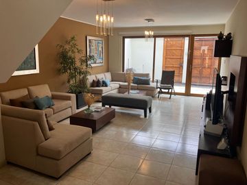Casa en venta frente a parque Ate Urb. Olimpo
