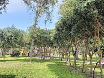 Casa en venta frente a parque Ate Urb. Olimpo