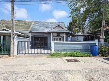 Great Location!!, Easy to Rent!Next to Rai Wanasin Market and Sawangboriboon School!! Twin House for Sale – #Siam Country Club Road, Pattaya