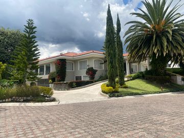 CASA DE LUJO DE UNA PLANTA EN URB PRIVADA CUMBAYA (PROX RUTA VIVA)