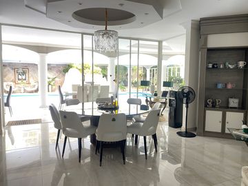CASA DE LUJO DE UNA PLANTA EN URB PRIVADA CUMBAYA (PROX RUTA VIVA)