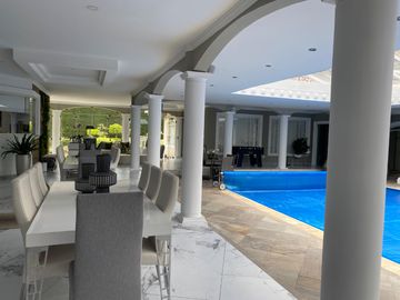 CASA DE LUJO DE UNA PLANTA EN URB PRIVADA CUMBAYA (PROX RUTA VIVA)