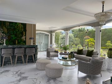 CASA DE LUJO DE UNA PLANTA EN URB PRIVADA CUMBAYA (PROX RUTA VIVA)