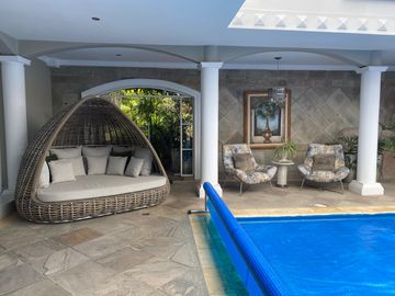 CASA DE LUJO DE UNA PLANTA EN URB PRIVADA CUMBAYA (PROX RUTA VIVA)