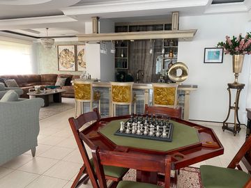 CASA DE LUJO DE UNA PLANTA EN URB PRIVADA CUMBAYA (PROX RUTA VIVA)