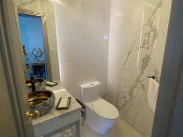 CASA DE LUJO DE UNA PLANTA EN URB PRIVADA CUMBAYA (PROX RUTA VIVA)