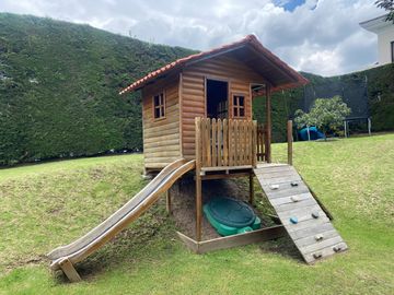 CASA DE LUJO DE UNA PLANTA EN URB PRIVADA CUMBAYA (PROX RUTA VIVA)